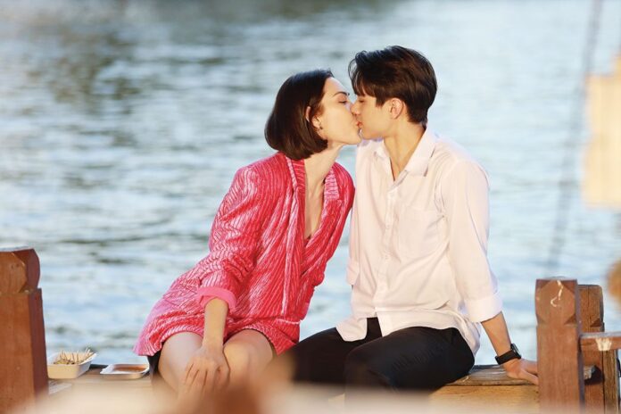 เบื้องหลังมายา