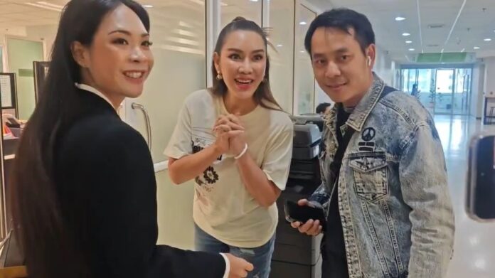 มาตามนัด 'เจ๊นุช บางเตย' คนสนิท แม่ตั๊ก ให้ปากคำตำรวจ แจงปมเอี่ยวขายทอง