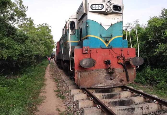 รถไฟบรรทุกน้ำมัน “ตกรางพลิกคว่ำ” หลังชนช้างป่า 2 ตัว-ตายอนาถในศรีลังกา