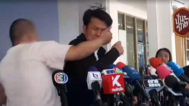 สุดชุลมุน ทนายธรรมราช โดนล็อกคอต่อยกลางวงแถลงข่าว หลังร้องเอาผิด อาจารย์เบียร์ คนตื่นธรรม ชายตะโกนด่าลั่น บช.ก. ก่อนถูกตำรวจรวบ