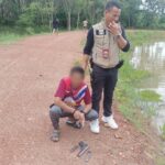 ตำรวจ ไล่จับหนุ่มใหญ่ พร้อมปืน 2 กระบอก มั่วสุมเสพยาลักลอบจำหน่าย ยิงปืนข่มขู่ ชาวบ้าน