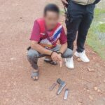ตำรวจ ไล่จับหนุ่มใหญ่ พร้อมปืน 2 กระบอก มั่วสุมเสพยาลักลอบจำหน่าย ยิงปืนข่มขู่ ชาวบ้าน
