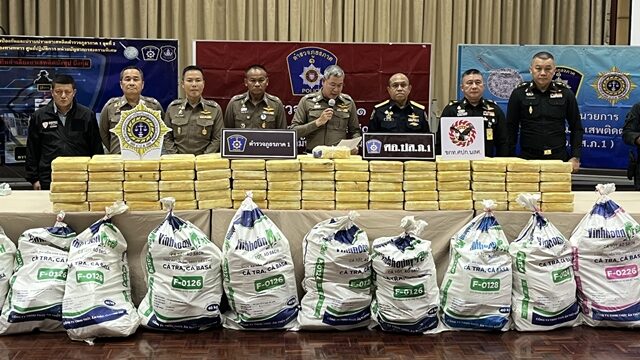 จับ "บังซุบ" ลอบขนยาบ้ากว่า 5.5 ล้านเม็ด ซุกรถกระบะ เปิดปากสารภาพ เตรียมกระจายยาเสพติดไปในพื้นที่ต่าง ๆ เจ้าหน้าที่ควบคุมตัวดำเนินคดีทันที