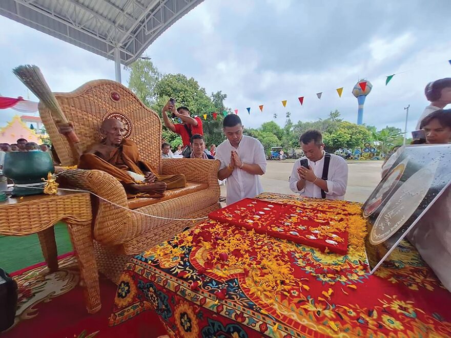ข่าวสดพระเครื่อง - เหรียญเหนือดวงหลวงปู่ขำ สร้างอุโบสถวัดหนองแดง