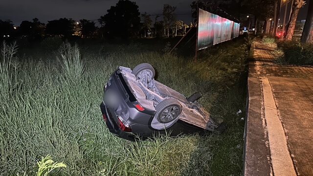 Subaru overturns on Kaset-Nawamin Road, driver missing | News by Thaiger