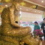 สาวใหญ่เมืองแพร่ ขอโชคกุมารสมบัติ จุดธูปได้เลขเด็ดสมใจ เหมาลอตเตอรี่หมดแผง