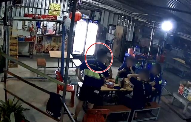 เปิดภาพวงจรปิด หนุ่มโรงงาน ยิงรุ่นพี่ ดับกลางร้านอาหาร ก่อนถูกตำรวจบุกรวบคาบ้านแฟน อ้างบันดาลโทสะ หลังผู้ตายพูดประโยคนี้ บอกทีแรกจะขู่ แต่ผู้ตายไม่เลิกพูด