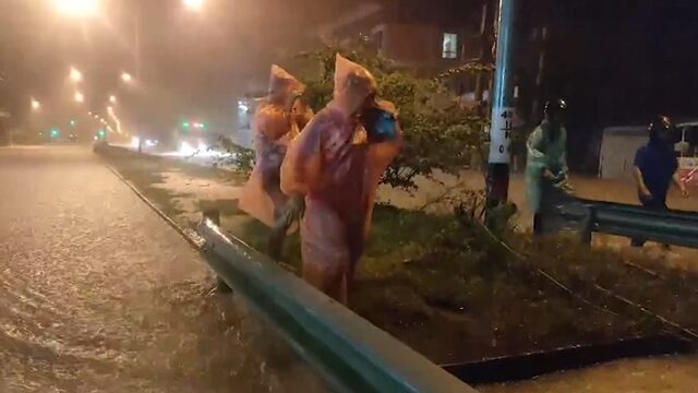 ฝนถล่มทั้งวันทั้งคืน สงขลา อ่วมหนัก น้ำทะลักท่วมถนนหลายจุด ต้องปิดเส้นทางแล้ว ระดับน้ำสูง 70 เซนติเมตร ผู้ว่าฯ สั่งเร่งระบายน้ำ