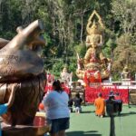 เนืองแน่น ชาวบ้านแห่ขอโชคลาภ ส่องเลขเด็ด ท้าวเวสสุวรรณ หวังถูกหวยรวยรับปี68