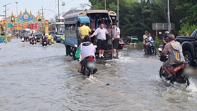 น้ำทะเลหนุน ทะลักท่วมสมุทรปราการ ถนนหลายสายจมเกือบเมตร บางจุดเป็นระยะทางยาวกว่า 3 กิโลเมตร ขนของหนีแทบไม่ทัน เผย เตรียมรับมืออีกกี่วัน
