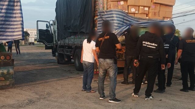 โชเฟอร์รถบบรรทุก แจ้งจับกลุ่มชายฉกรรจ์ อ้างเป็น ฝ่ายปกครอง เรียกตรวจค้น อ้างพบของหนีภาษี โทรเคลียร์เถ้าแก่ เรียกรับเงิน 2.5 แสน