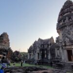 ตื่นตาตื่นใจ แห่ชม ปรากฏการณ์ 'สุริยาอัสดง' ดวงอาทิตย์ตกแสงลอดกลางซุ้มประตู