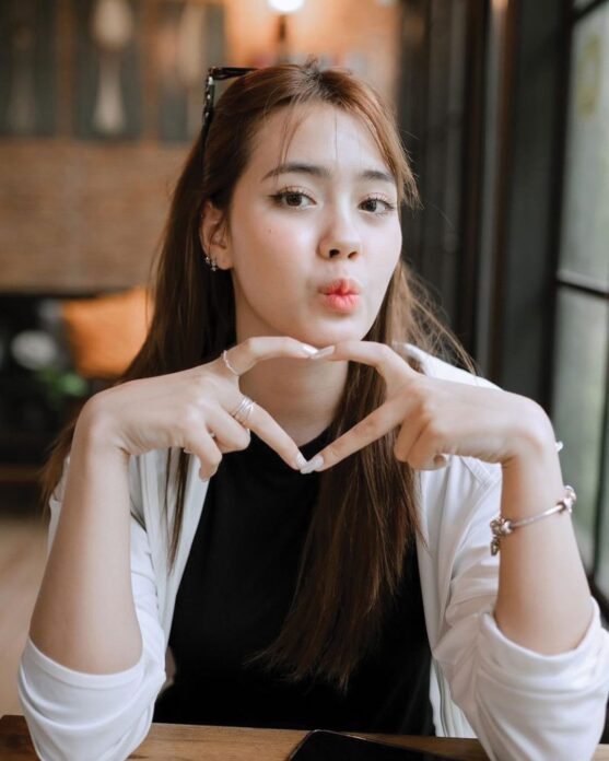 อาทิตย์ใส