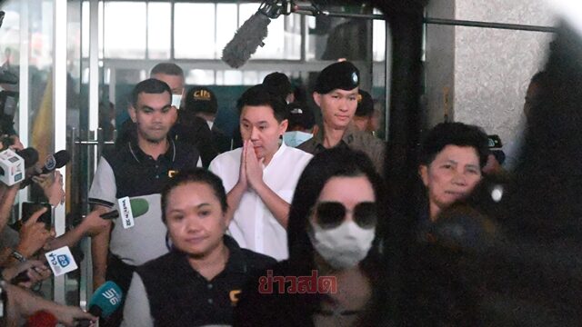 ทนายตั้ม ประคองศีรษะจูบหน้าผากภรรยา ยกมือไหว้สื่อ ก่อนถูกกองปราบนำตัวขึ้นรถตู้ส่งศาลฝากขัง เจ้าตัว ปิดปากเงียบ ไม่ตอบทุกประเด็น