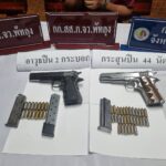 ตำรวจ ไล่จับหนุ่มใหญ่ พร้อมปืน 2 กระบอก มั่วสุมเสพยาลักลอบจำหน่าย ยิงปืนข่มขู่ ชาวบ้าน