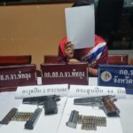 ตำรวจ ไล่จับหนุ่มใหญ่ พร้อมปืน 2 กระบอก มั่วสุมเสพยาลักลอบจำหน่าย ยิงปืนข่มขู่ ชาวบ้าน