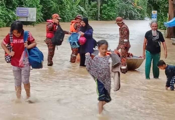 ฝนถล่มมาเลเซีย! ดับแล้ว 3 ราย 8 หมื่นคนอพยพ เตือนน้ำท่วมใหญ่ในรอบทศวรรษ