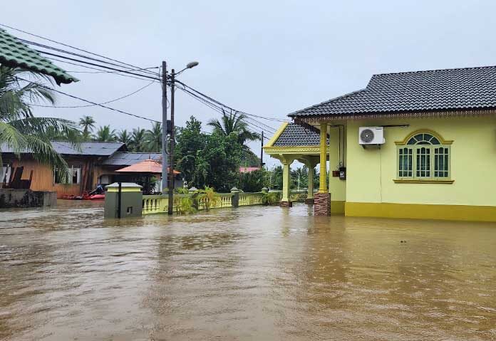 ฝนถล่มมาเลเซีย! ดับแล้ว 3 ราย 8 หมื่นคนอพยพ เตือนน้ำท่วมใหญ่ในรอบทศวรรษ
