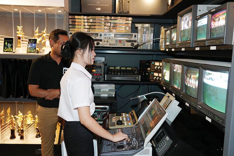 สดจากเยาวชน - มอบทุนการศึกษา สานฝันเด็กไทย