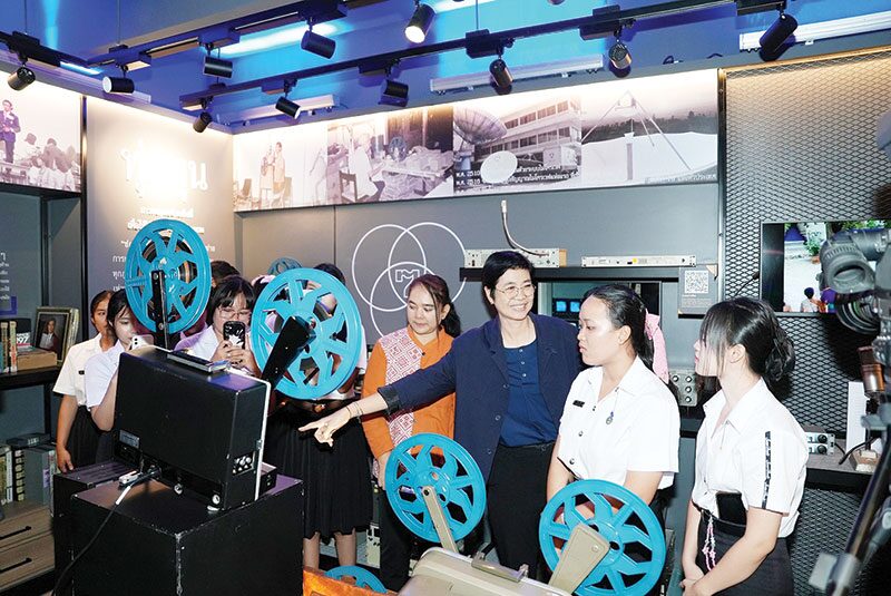 สดจากเยาวชน - มอบทุนการศึกษา สานฝันเด็กไทย