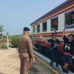 ตร.ท่องเที่ยวเมืองลิง ดูแลนทท.รถไฟขบวนพิเศษลอยน้ำ เขื่อนป่าสักชลสิทธิ