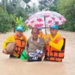 ตชด.ภาค 4 ระดมกำลังลงพื้นที่น้ำท่วมภาคใต้ ช่วยเหลือชาวบ้าน ขนของหนีน้ำท่วม