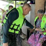 ‘ผบ.ทบ.’ สั่งระดม กำลังเข้าช่วยปชช. ประสบอุทกภัยน้ำท่วมสูง ติดอยู่ภายบ้าน