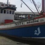 ศรชล.ภาค 2 ส่ง ฮ.ออกช่วยเหลือลูกเรือประมง 5 คนอับปางกลางทะเลสงขลา