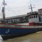 ศรชล.ภาค 2 ส่ง ฮ.ออกช่วยเหลือลูกเรือประมง 5 คนอับปางกลางทะเลสงขลา