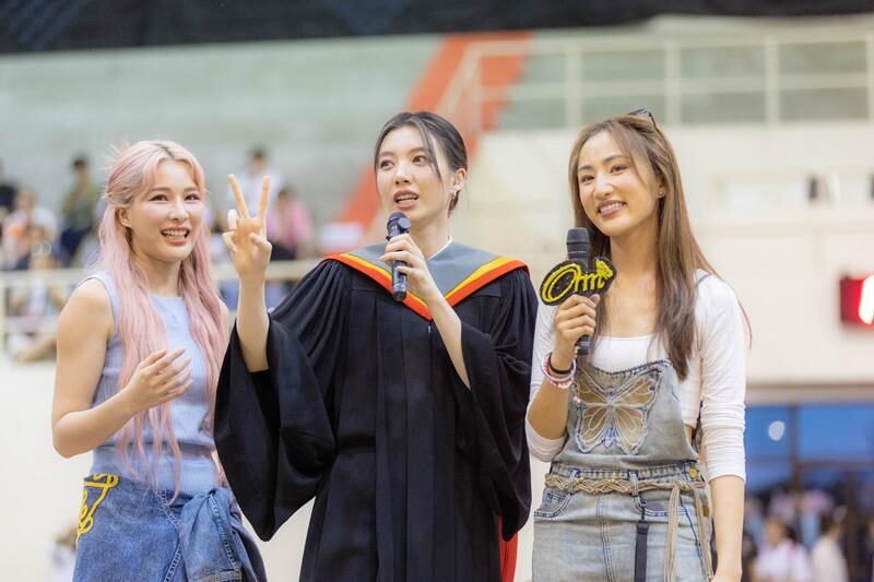 “ออม กรณ์นภัส” ปลื้ม! แฟนคลับจัดเต็ม ส่ง “ขบวนรถแห่ - ซุ้มเงิน” แสดงความยินดี