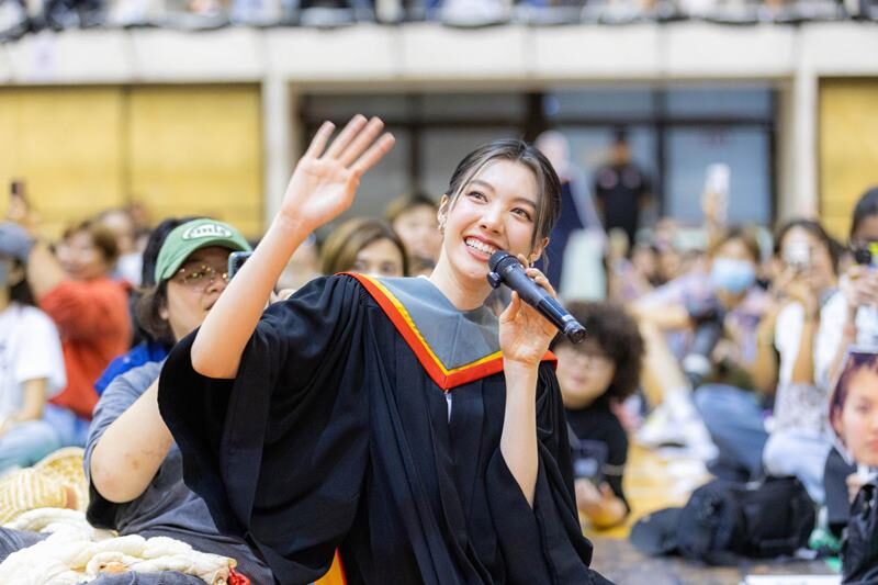 “ออม กรณ์นภัส” ปลื้ม! แฟนคลับจัดเต็ม ส่ง “ขบวนรถแห่ - ซุ้มเงิน” แสดงความยินดี