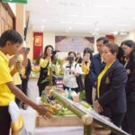 กปร. มอบโล่พร้อมเกียรติบัตร ศูนย์เรียนรู้ตามแนวพระราชดำริของโครงการศึกษาวิธีการฟื้นฟูที่ดินเสื่อมโทรมเขาชะงุ้ม