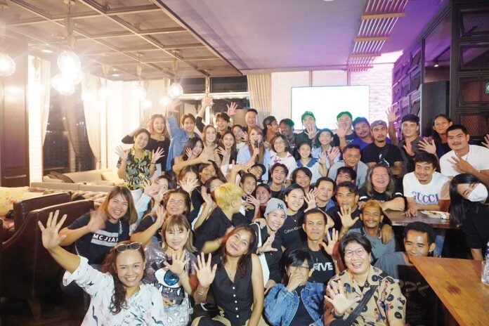 เบื้องหลังมายา