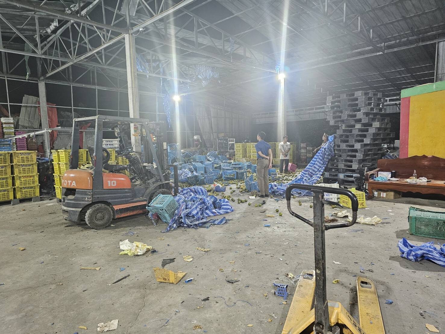 Fruit depot goes bananas: Gas blast injures two in Phrae | News by Thaiger