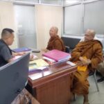 จีวรบินหนีแทบไม่ทัน พระแตกตื่น หนุ่มเมากร่างขับรถไถชนทำลายทรัพย์สินวัดพังยับ