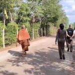 จีวรบินหนีแทบไม่ทัน พระแตกตื่น หนุ่มเมากร่างขับรถไถชนทำลายทรัพย์สินวัดพังยับ