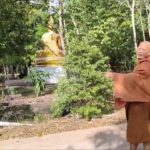 จีวรบินหนีแทบไม่ทัน พระแตกตื่น หนุ่มเมากร่างขับรถไถชนทำลายทรัพย์สินวัดพังยับ