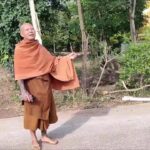 จีวรบินหนีแทบไม่ทัน พระแตกตื่น หนุ่มเมากร่างขับรถไถชนทำลายทรัพย์สินวัดพังยับ