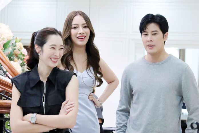 เบื้องหลังมายา