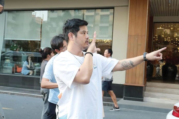 เบื้องหลังมายา