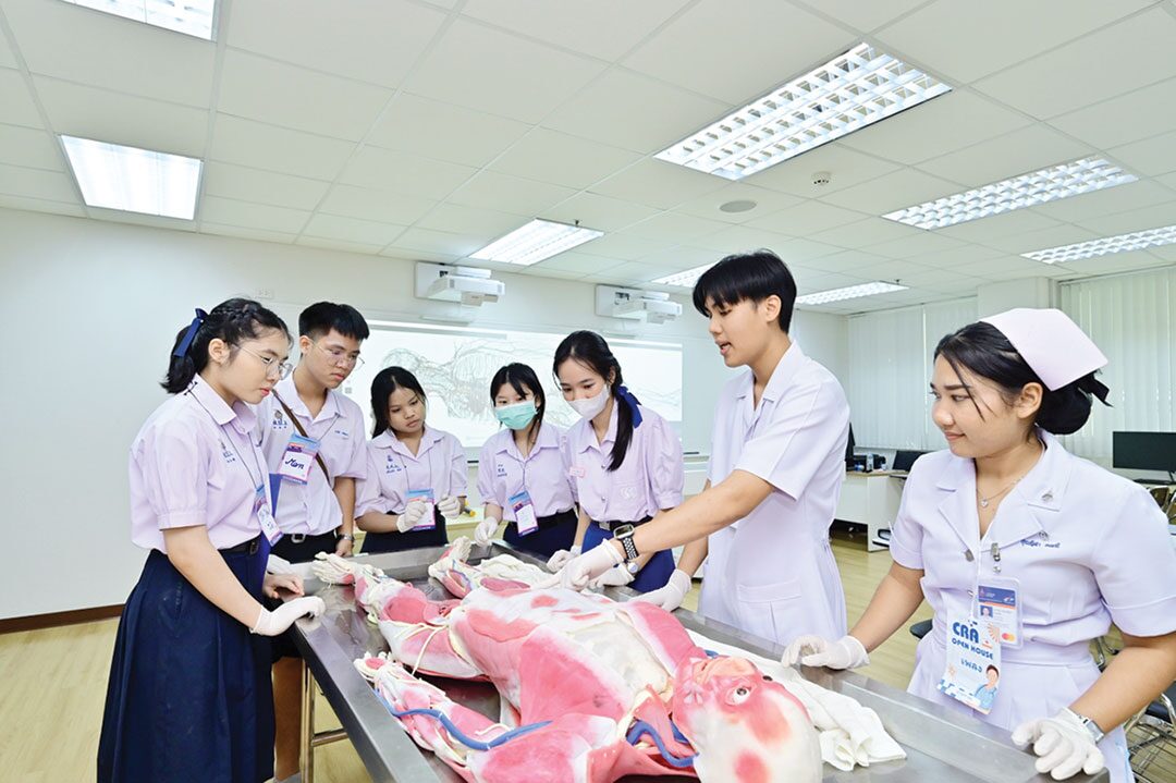 “รู้อะไรไม่สู้รู้วิชา” ยุคนี้อาจไม่เพียงพอแล้ว เพราะสิ่งสำคัญน้องๆ รุ่นใหม่ในตอนนี้ต้อง “รู้จักตัวเอง” ด้วยว่าถนัดอะไร ต้องการอะไร และอยากจะประกอบอาชีพใดในอนาคต