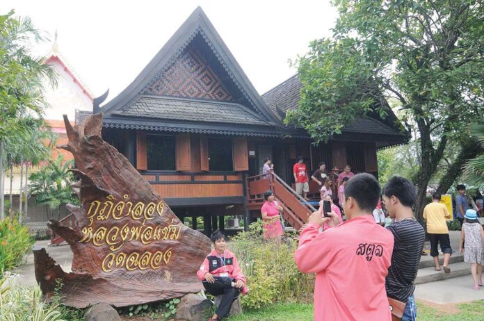 เที่ยววัดวันหยุด