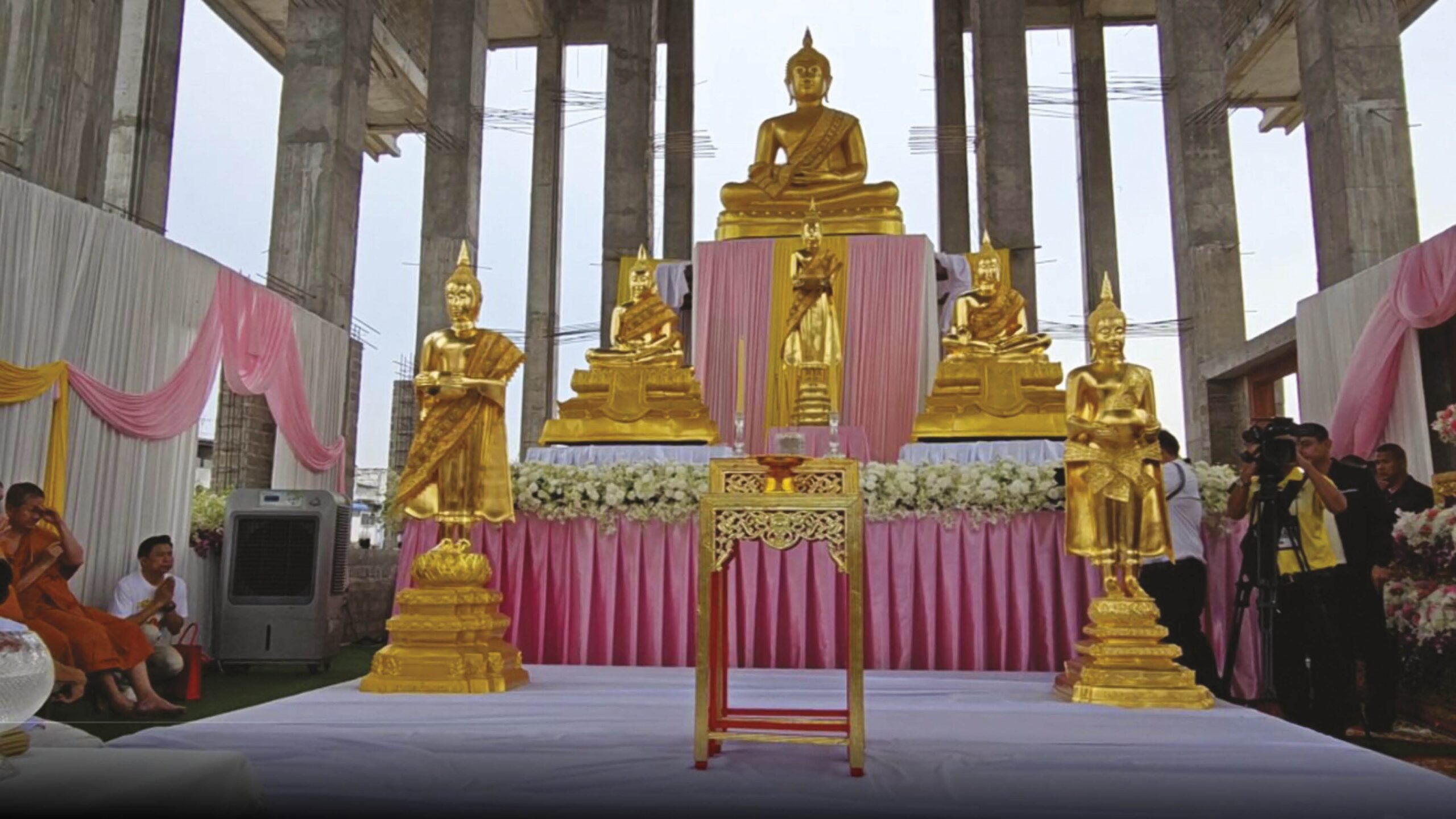 .อัญเชิญพระพุทธรูป 5 พี่น้อง ตั้งที่วัดหลวงพ่อบ้านแหลม.