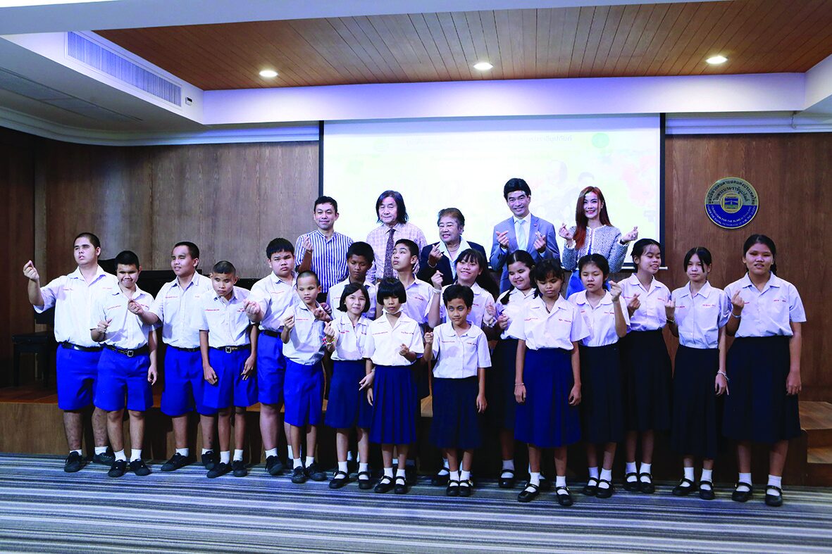  มูลนิธิช่วยคนตาบอดแห่งประเทศไทย ในพระบรมราชินูปถัมภ์ ร่วมด้วย อาจารย์ดนู ฮันตระกูล และวงไหมไทยออร์เคสตร้าพร้อมด้วยเสียงไทยคอรัสและศิลปินรับเชิญ