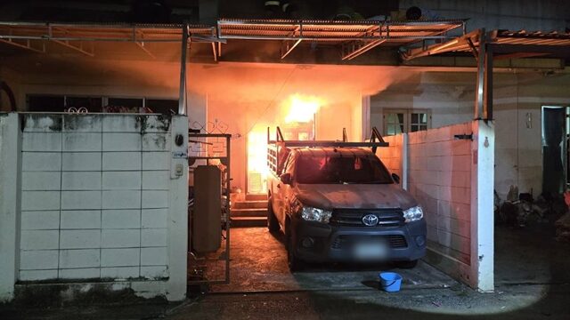 เสียงระเบิดดังสนั่น นึกว่านักเรียนตีกัน ออกมาดูแทบช็อก ไฟไหม้บ้าน ลุกโชนขึ้นชั้น 2 เร่งช่วยหญิงเจ้าของบ้าน 2 ชีวิต ติดในห้องนอน ติดเหล็กดัดปีนหน้าต่างหนีไม่ได้