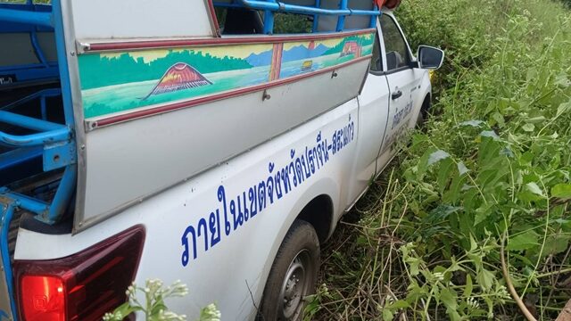 Slick road causes pickup truck accident, injures factory workers | News by Thaiger