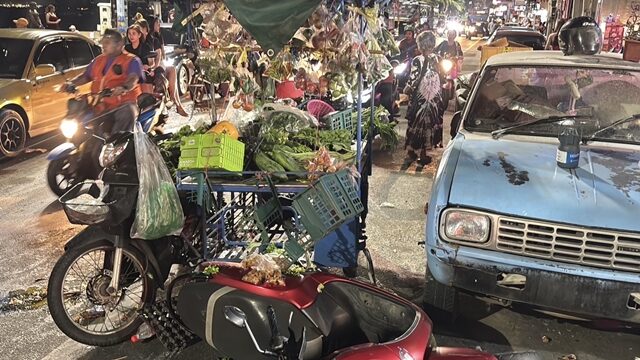 หนุ่มเมาแอ๋ ขับรถตู้ พุ่งชนซาเล้งขายผักสด พยายามซิ่งหนี ชนรถจอดข้างทางเสียหลายคัน บาดเจ็บอีก 2 ราย เปิดผลตรวจวัดปริมาณแอลกอฮอล์พุ่งปรี๊ด