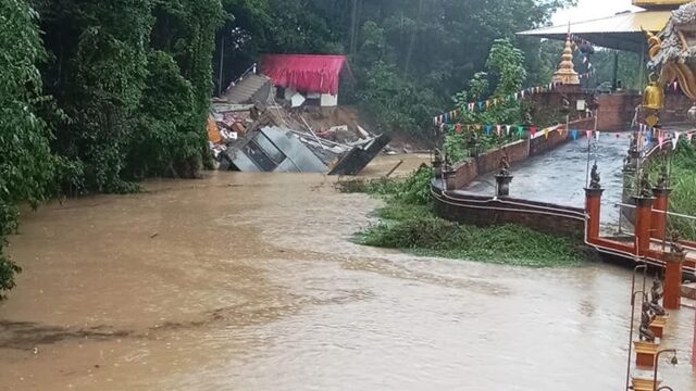 อัปเดตล่าสุด สถานการณ์น้ำท่วม นครศรีธรรมราช บางจุดยังท่วมสูง สนามบินยังเปิดปกติ เผย ประสบอุทกภัยแล้ว 22 อำเภอ คาดสาเหตุกุฏิพระวัดดังถล่ม