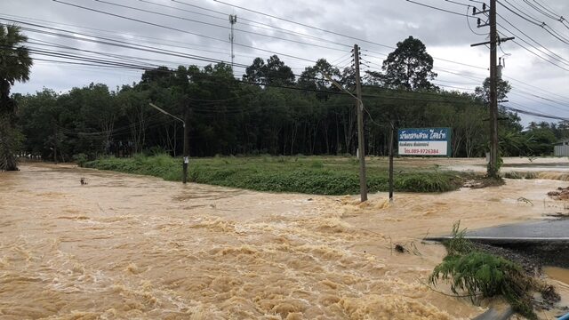 น้ำท่วม สุราษฎร์ธานี เดือดร้อนกว่า 1,000 ครัวเรือน เผยระดับน้ำล่าสุด ฝนทิ้งช่วงแล้ว บางรายยังไม่กล้ากลับเข้าบ้าน หวั่นฝนตกซ้ำ น้ำยังท่วมยันอก