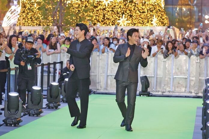 สกู๊ปบันเทิง - ‘ต่อ-พีพี-พี่จอง-คัลแลน-BUS’รวมตัว ‘AIS FANTlVAL 2024’กรี๊ดสนั่นทุกด้อม